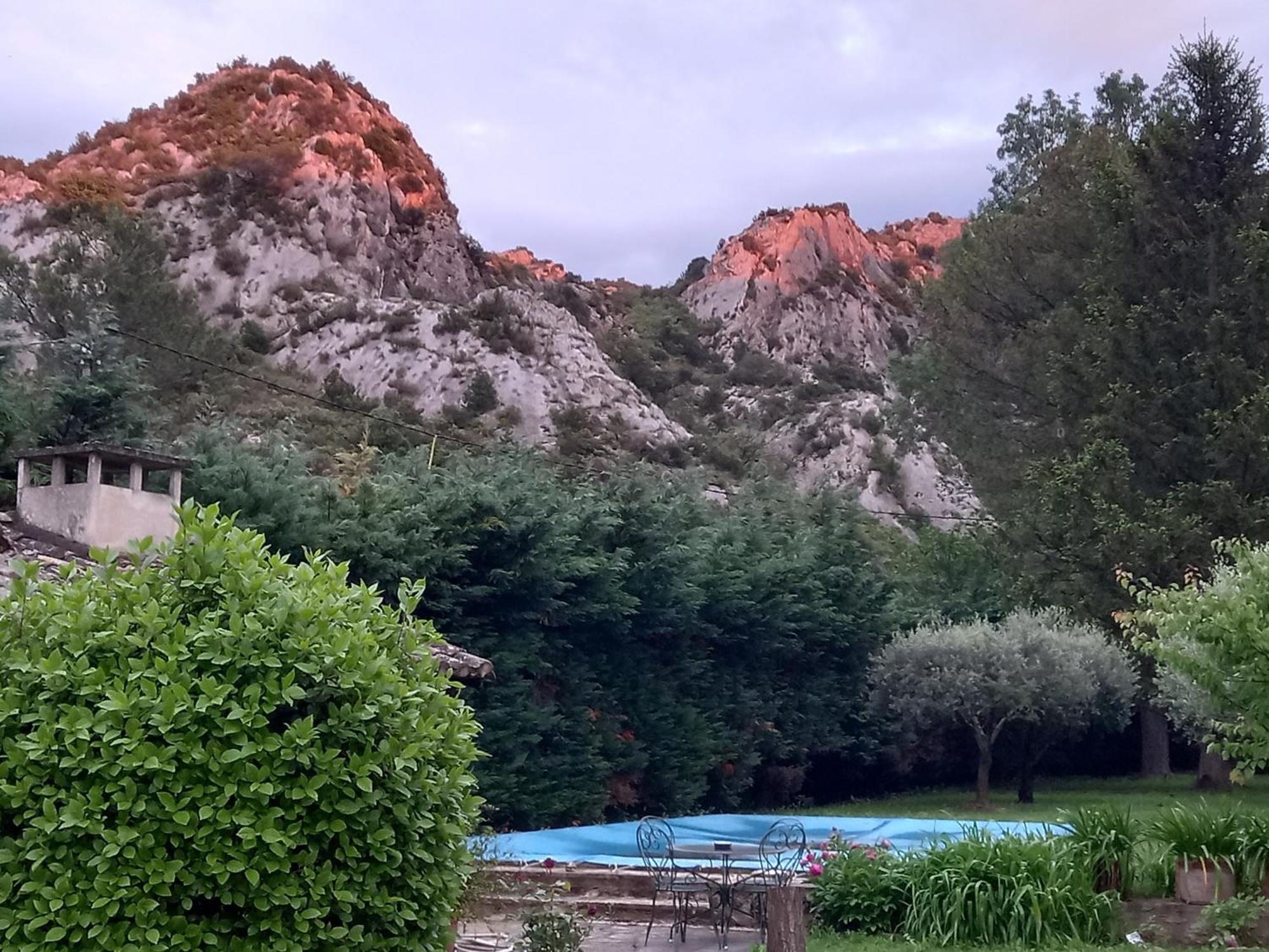 La Roulotte Du Petit Paradis Saint-Rémy-de-Provence Extérieur photo